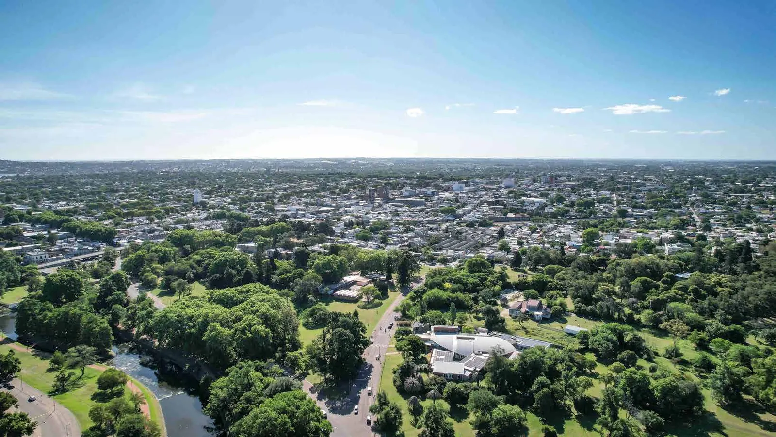 El Parque Prado desde el aire, con el arroyo Miguelete y la Fundación Teletón
